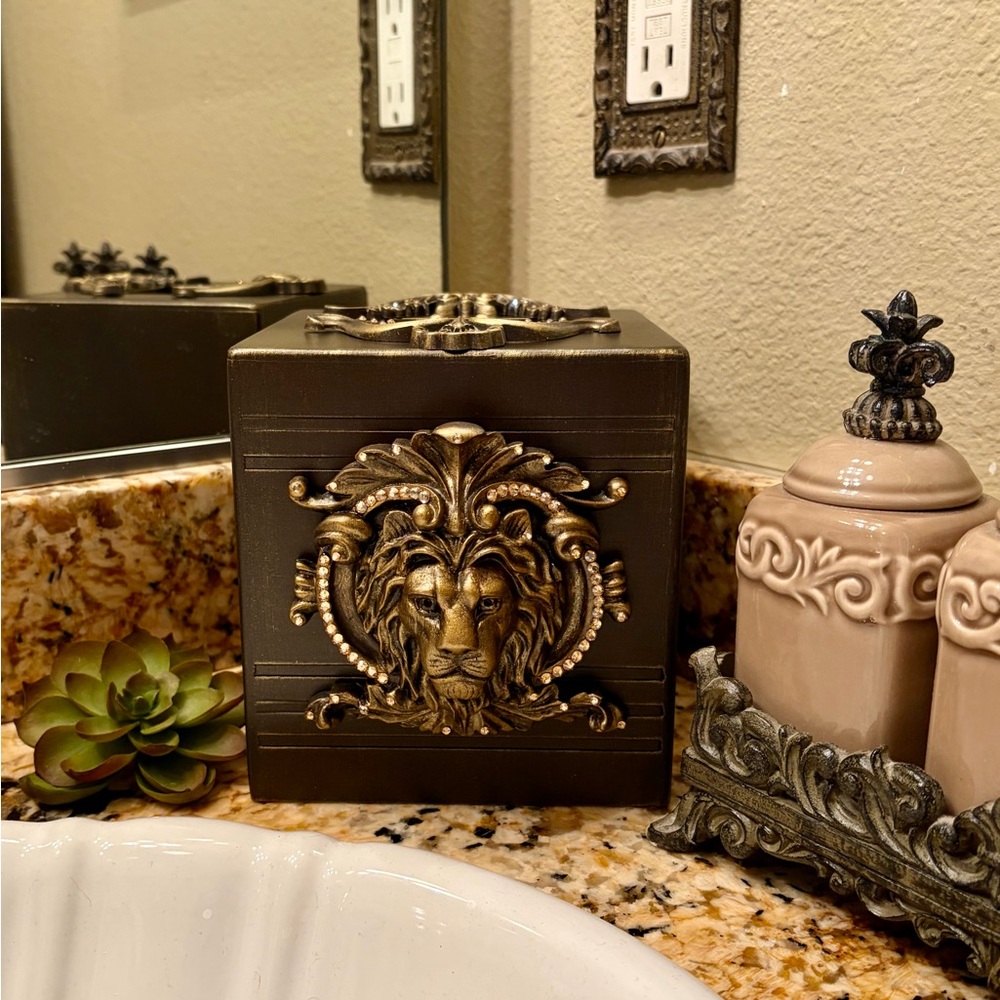 Decorative Gold and Bronze Lion Motif Tissue Box Cover Holder